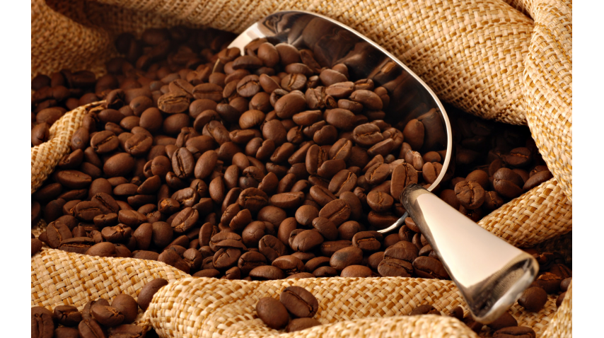 El café pierde su sabor en la heladera y se le impregna el olor de otros alimentos.