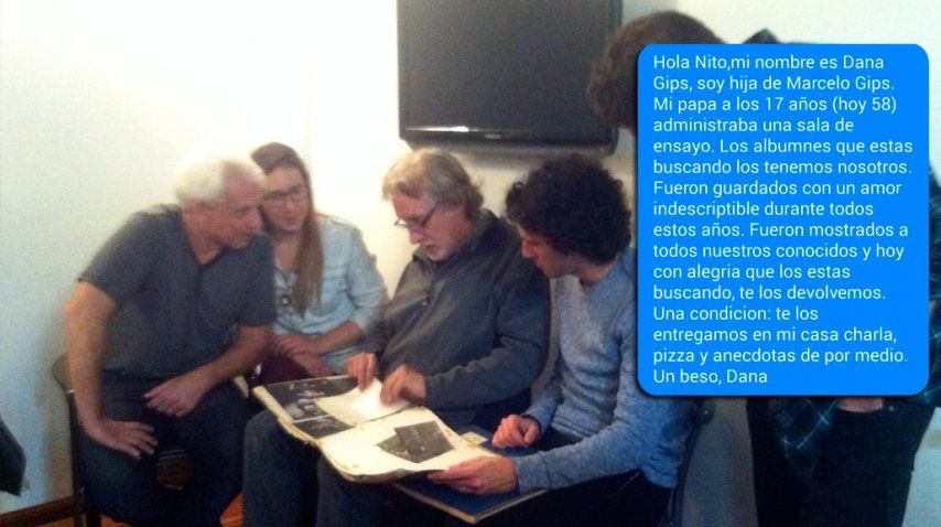 Marcelo y Dana Gips, con Nito, repasando las carpetas, mientras el músico les cuenta anécdotas de lo que va apareciendo en las páginas.