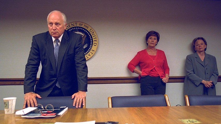 Cheney, con Laura Buch y Lynne Cheney de fondo<br>