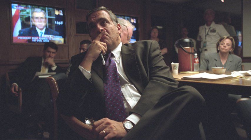 El director de la CIA, George Tenet, escucha el discurso de George W. Bush<br>