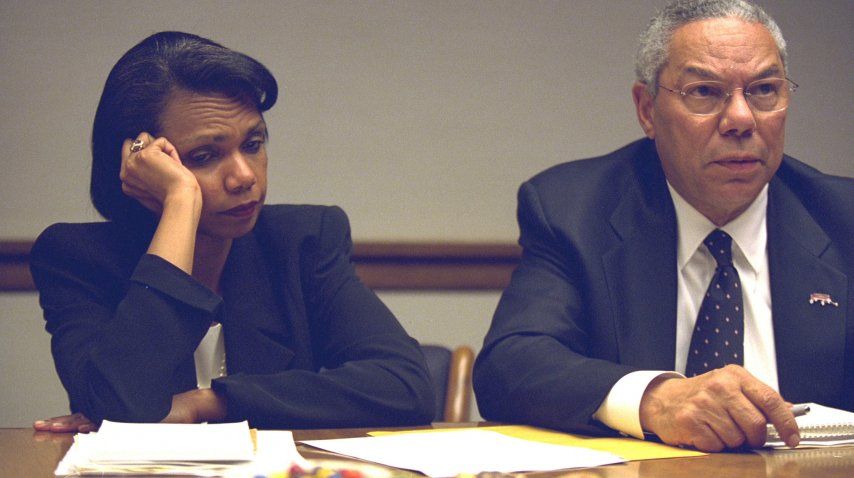 El secretario de Estado Colin Powell y la Asesora en Seguridad Nacional Condoleezza Rice
