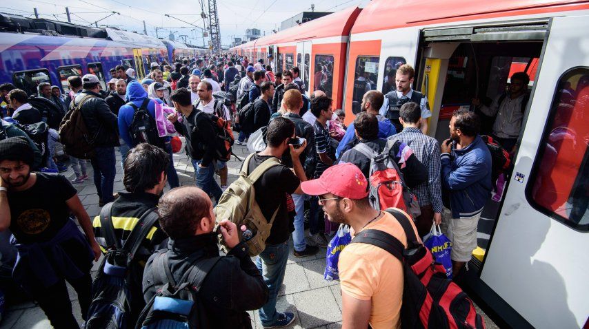 Alemania: Cientos de refugiados llegan en trenes a la ciudad alemana de Munich, horas antes que Berlin imponga controles fronterizos y suspenda los trenes desde Austria.