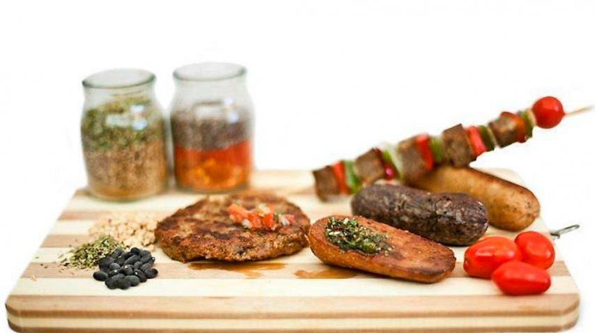 Chorizos y brochette veganos