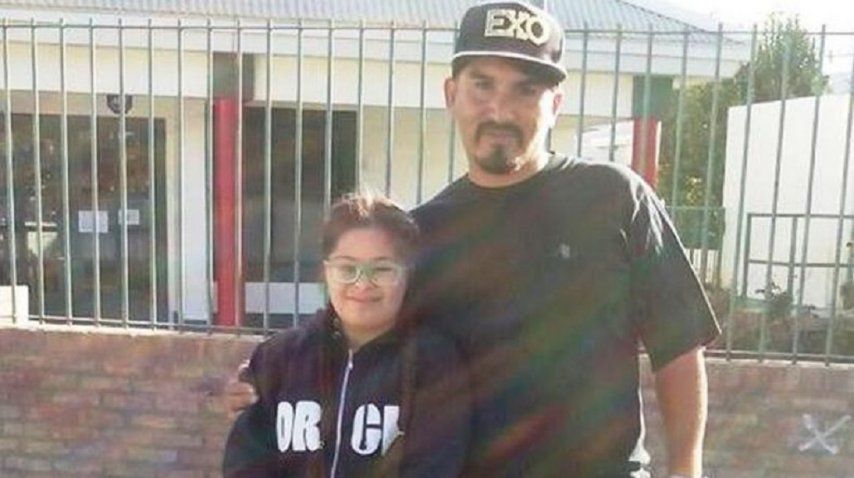 Camila con Víctor Cárcamo, quien encontró sus patines en un contenedor. <br>