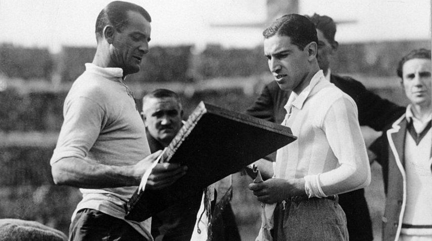 El capitán uruguayo José Nasazzi intercambia banderines con su par argentino Manuel Ferreira antes de jugar la final de 1930<br>