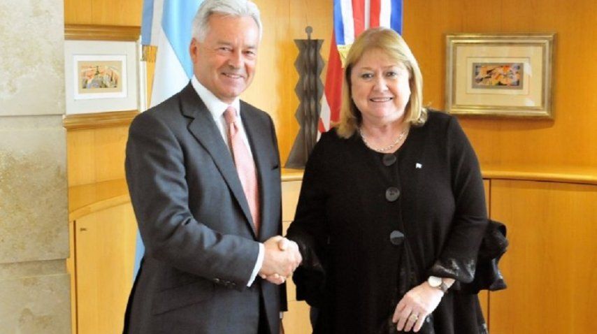 Susana Malcorra tras la firma del acuerdo sobre cooperación en Malvinas con el vicecanciller británico, Alan Duncan.