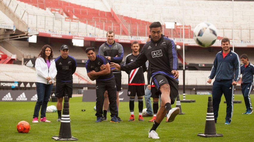 Los futbolistas de River se diviertieron junto a los jugadores de los All Blacks