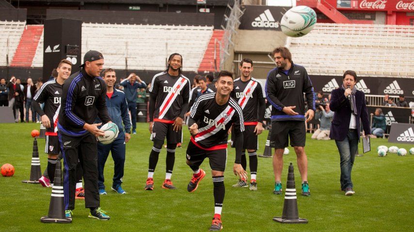 Los futbolistas de River se diviertieron junto a los jugadores de los All Blacks<br>