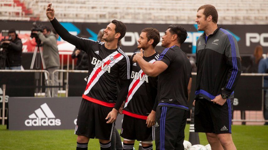 Los futbolistas de River se diviertieron junto a los jugadores de los All Blacks