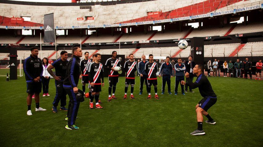 Los futbolistas de River se divirtieron junto a los jugadores de los All Blacks