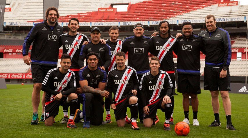 Los futbolistas de River se divirtieron junto a los jugadores de los All Blacks