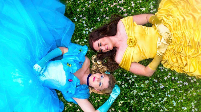 Una pareja se disfrazó de princesas de Disney para su boda<br>