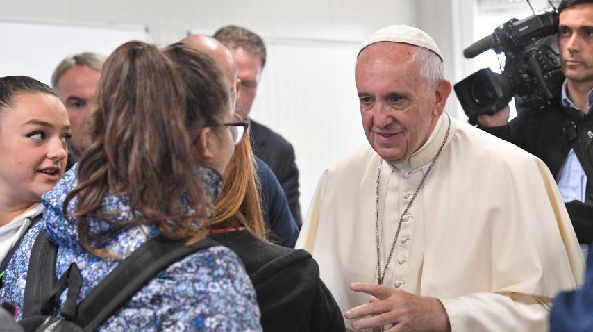 El papa Francisco saluda a unos estudiantes durante su visita a los supervivientes por el terremoto en Amatrice