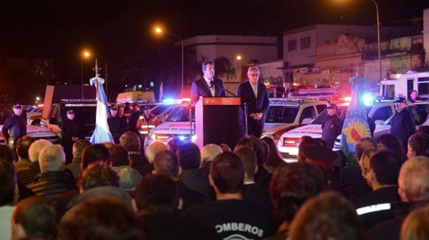 <b> Sergio Massa y </b><b>Julio Zamora en la presentación de los móviles de seguridad</b>