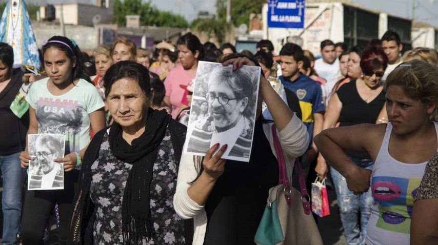 Los fieles piden justicia por la muerte del cura Juan Viroche.