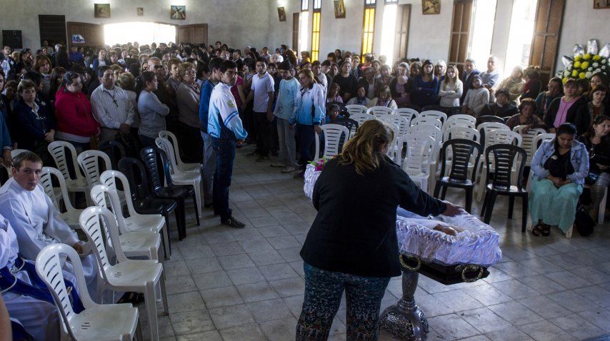 Miles se acercaron a despedir los restos del cura Viroche<br>