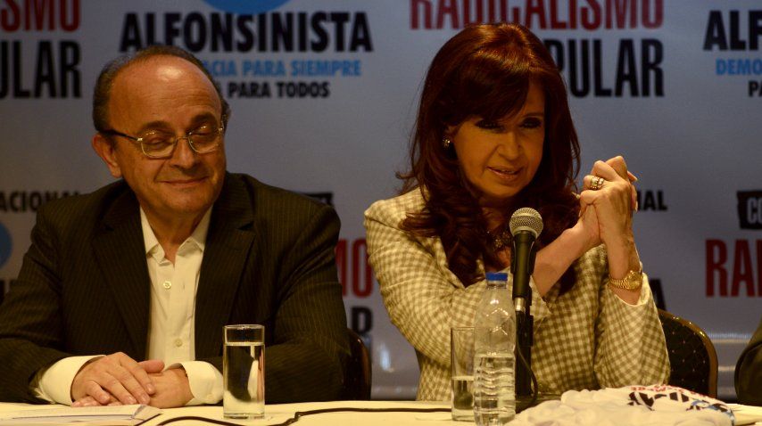Cristina Kirchner haciendo el saludo que popularizó Raúl Alfonsín en las elecciones de 1983 junto a Leopoldo Moreau