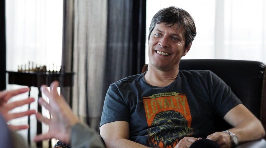 Mario Pergolini durante la entrevista al Indio Solari que es parte del documental Tsunami