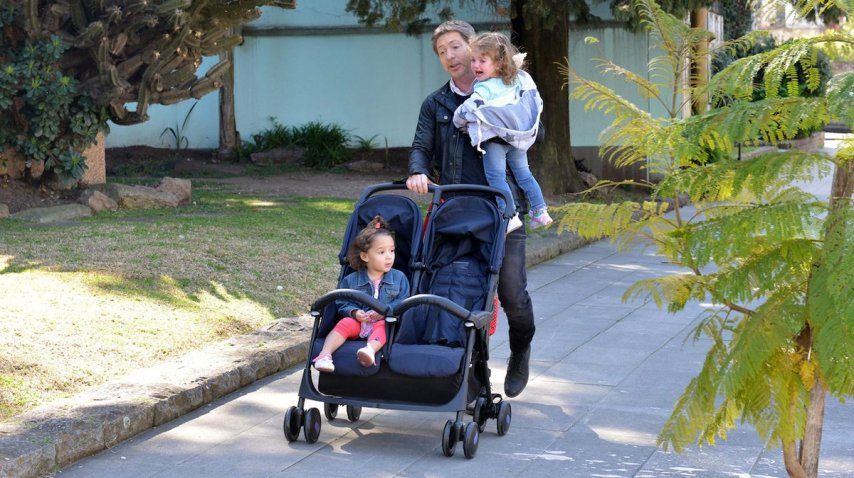 Miguel (Adrián Suar) con sus dos hijas menores nacidas casi en simultáneo