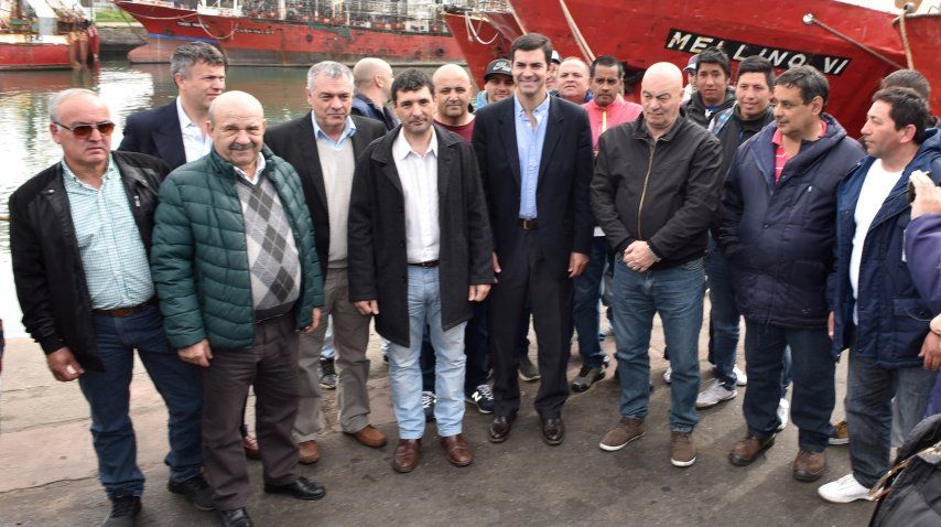 Juan Manuel Urtubey con parte del gremio de trabajadores puerto de Mar del Plata 