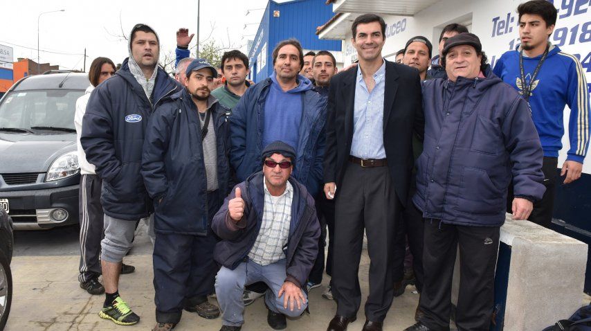 Juan Manuel Urtubey con trabajadores del puerto de Mar del Plata 