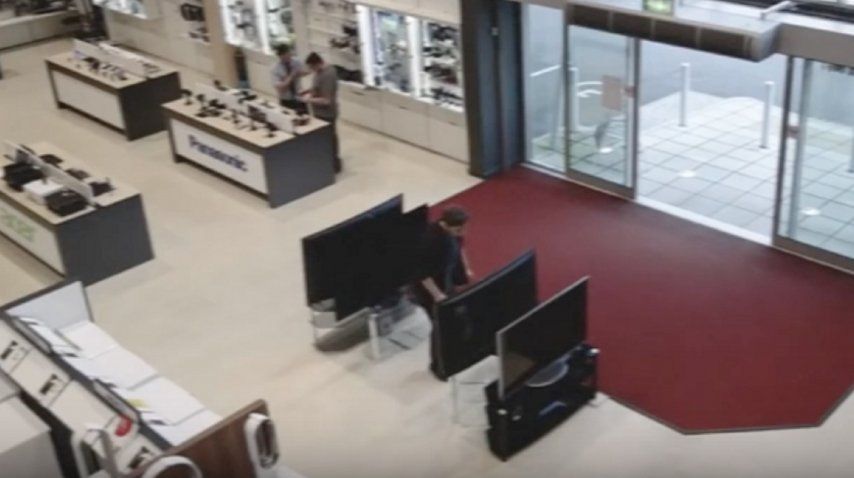Cliente tiró accidentalmente 4 televisores. Captura de pantalla YouTube.