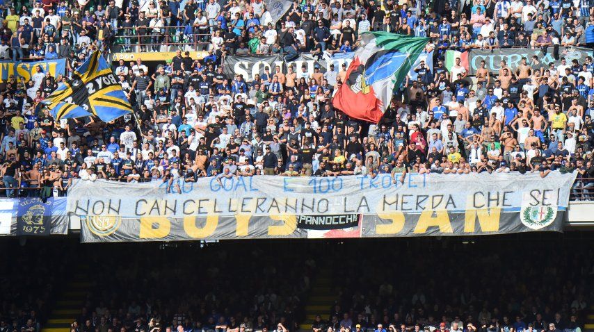 Una de las banderas que los hinchas del Inter colgaron en el San Siro. <br>