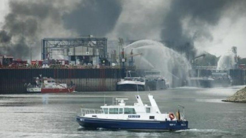 <i> Desde el agua los bomberos trabajan con barcos hidrantes para contener las llamas</i><br>