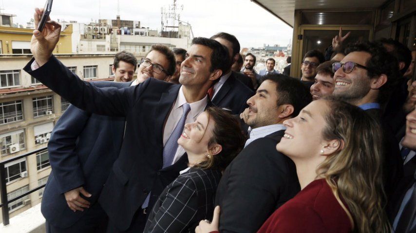 <p> Juan Manuel Urtubey con estudiantes de la FURP</p><p></p><p></p>