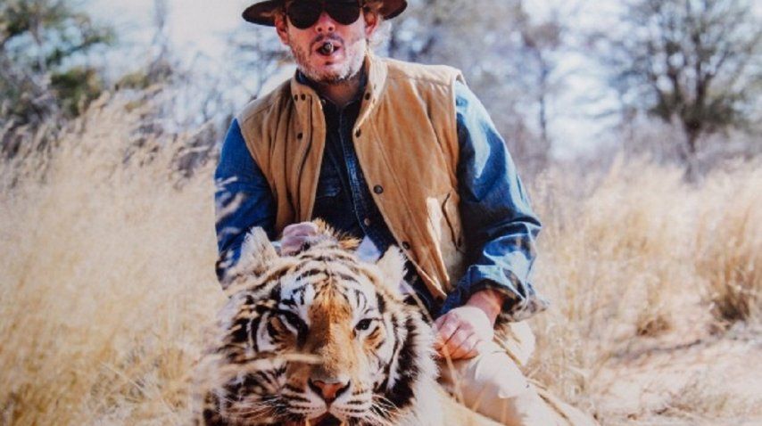 Escándalo por fotos de Garfunkel y Vannucci en un safari