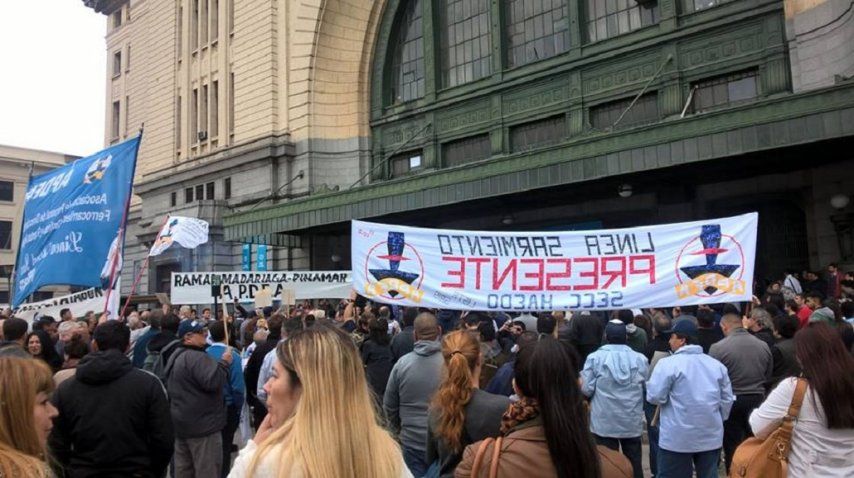 Protesta de trabajadores de la Asociación del Personal de Dirección de Ferrocarriles y Puertos Argentinos (Apdfa)