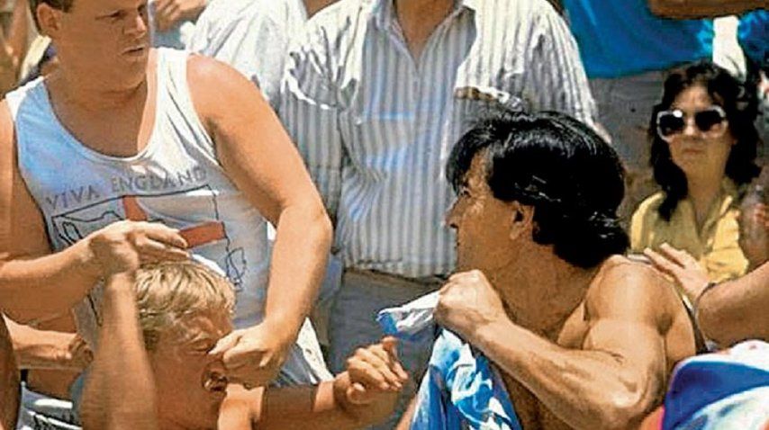 Raúl Gámez pelando con un hooligan inglés en México '86