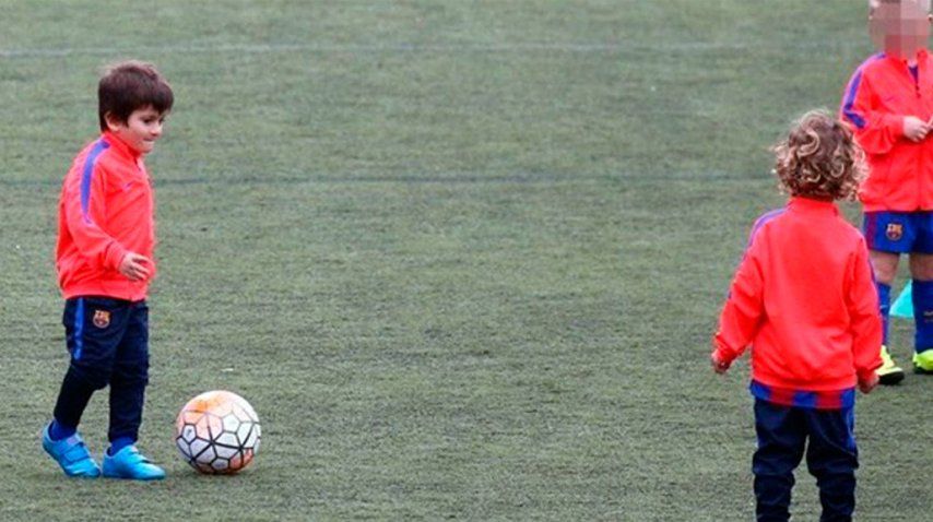 Thiago Messi entrenando en Barcelona.<br>