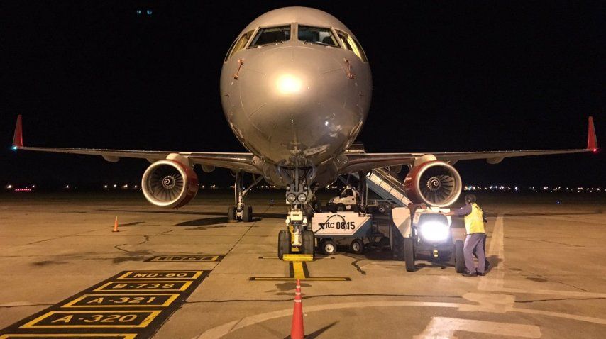 Avión que traslada a los Guns N' Roses en sus giras, aterrizado en Rosario