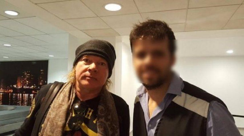 Axl Rose junto a un fanático al llegar al aeropuerto de Fisherton en Rosario