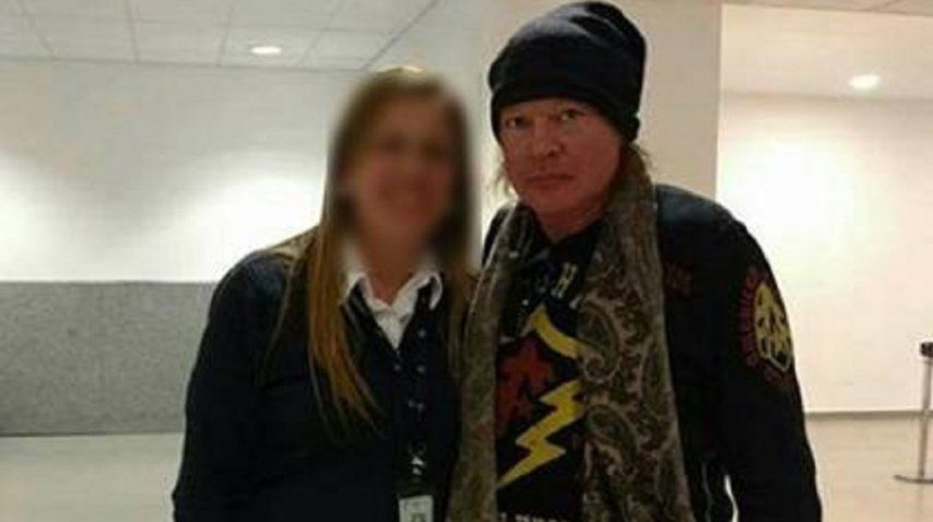Axl Rose con una fanática al llegar a Rosario