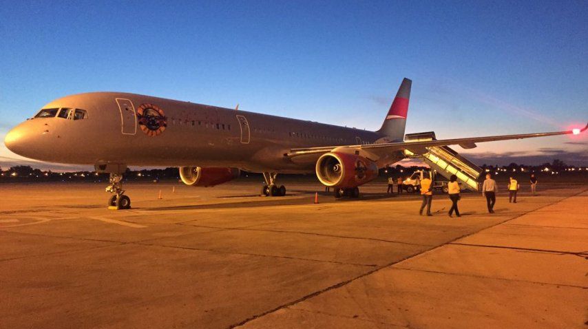 El avión privado de los Guns N' Roses en la pista de aterrizaje del Aeropuerto Internacional Islas Malvinas de Rosario