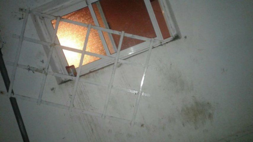 Esta es la ventana por la que el pastor intentó meterse en la casa de la vecina.<br>