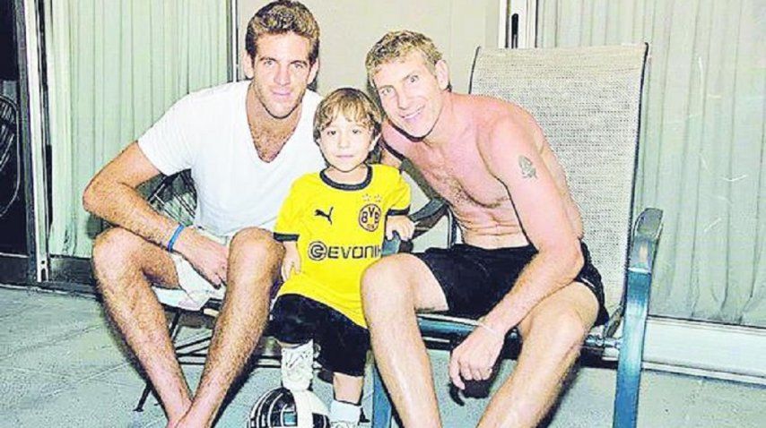 Dieguito, junto a sus ídolos: Martín Palermo y Juan Martín Palermo<br>