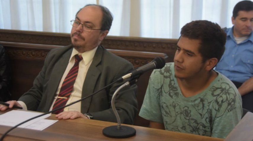 Juan Ernesto Canello, el acusado, junto a su abogado defensor.<br>