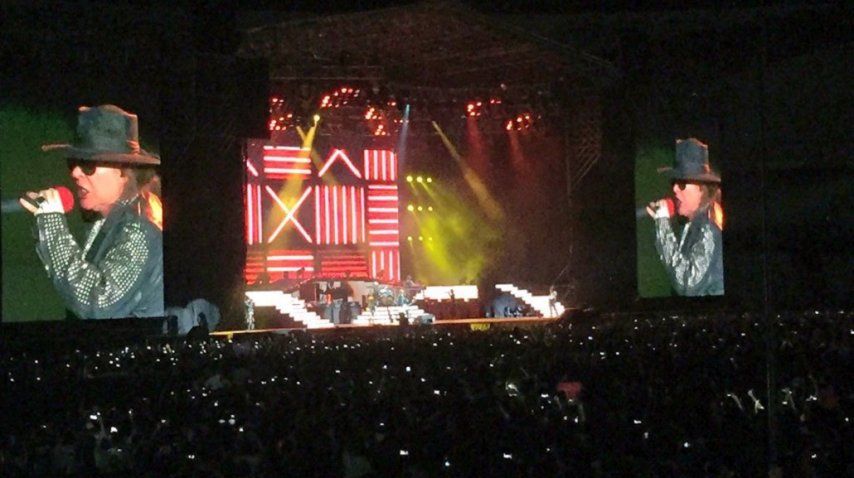 Axl Rose cantando en el escenario de River