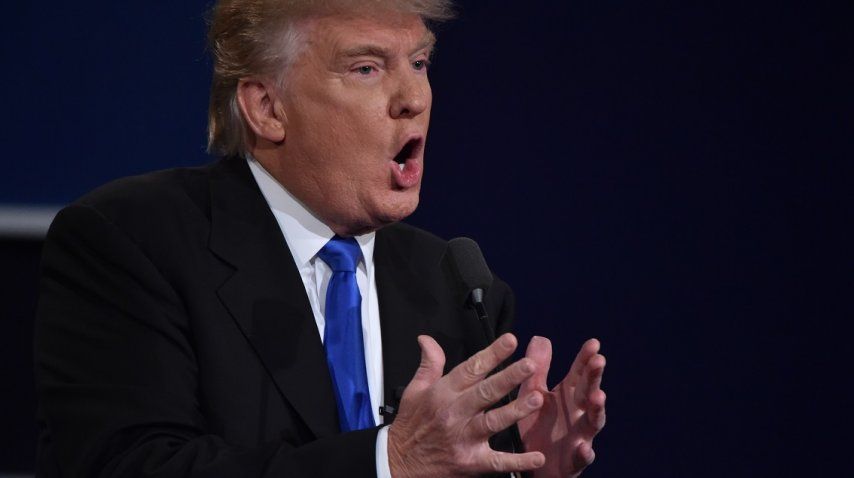 Sacaron a Trump del escenario por un problema con un asistente