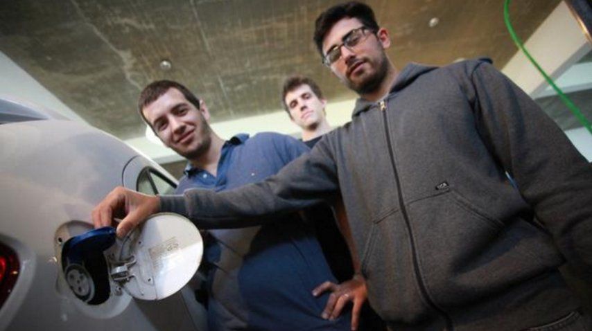 Tomás y su equipo trabajando en la UNLP con el VW Gol modificado (Foto: gentileza diario <i> El Día</i>)<br><br><br>