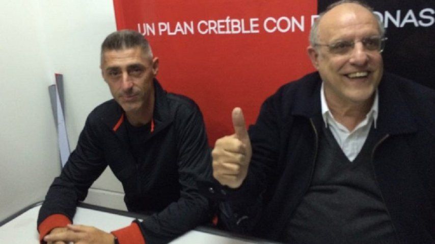 Cristian D'amico (izquierda) con Eduardo Bermúdez, el presidente de Newell's Old Boys