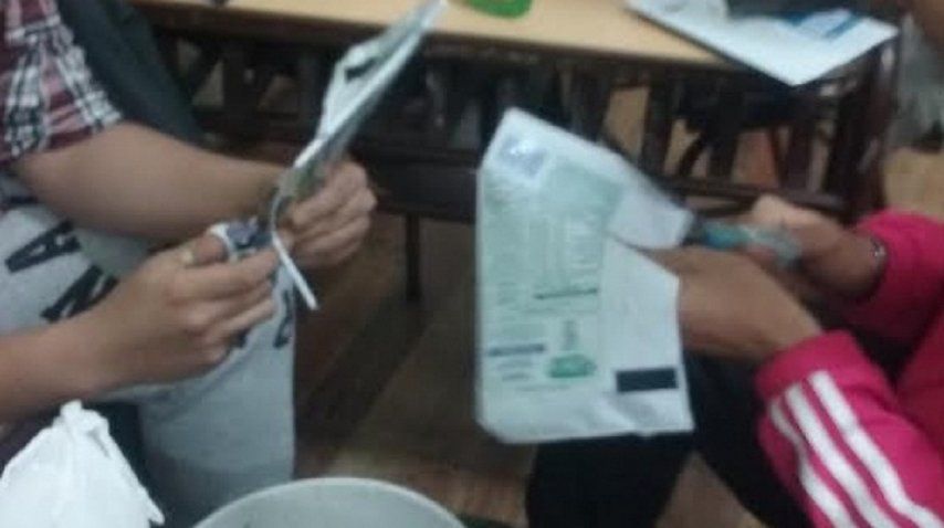 <p> Alumnos y docentes fabricaron bolsas de dormir para indigentes con sachets - Crédito: <a href=