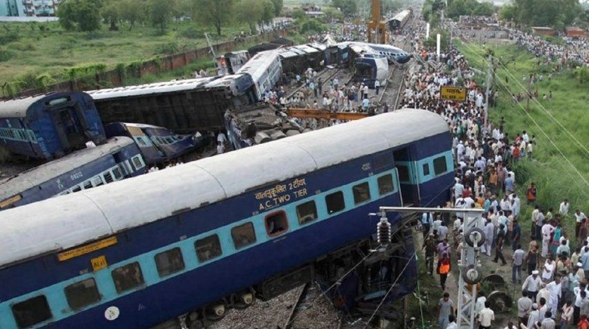 Un tren descarriló en India, hay al menos 60 muertos - Crédito: @mkh511