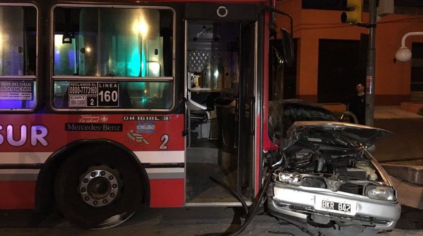 <p> Un colectivo de la línea 160 chocó con un auto en Valentín Alsina, hay un muerto</p><p></p>