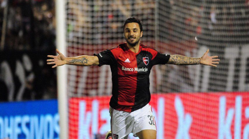 El delantero le rompió el arco a Batalla y festejó