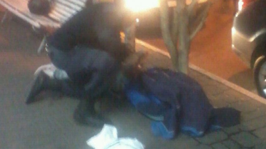 El delincuente yace tras caer abatido