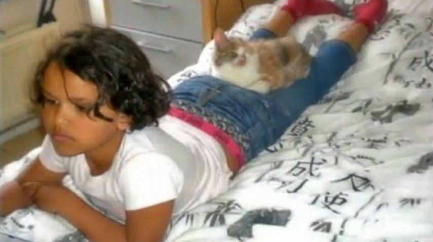 Su nueva amiga la protege todo el tiempo<br>